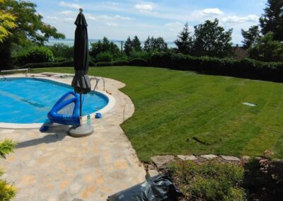 Gyepszőnyeg leterítés egy balatoni nyaralóban – Balatonfüred, 2024 nyara